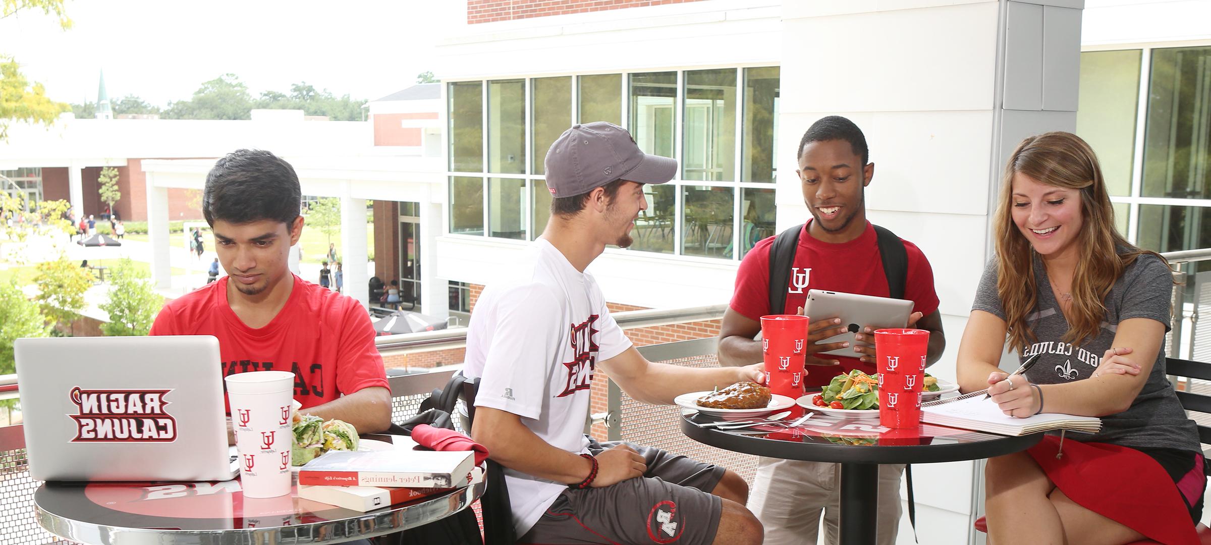 UL Lafayette students eating lunch outsite of Cypress 餐厅 Hall